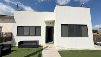 Unifamiliar Pareada En venta en La Roca del Vallès photo 0