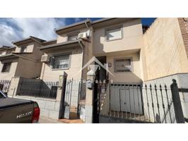 Chalet de tres plantas y amplio patio photo 0