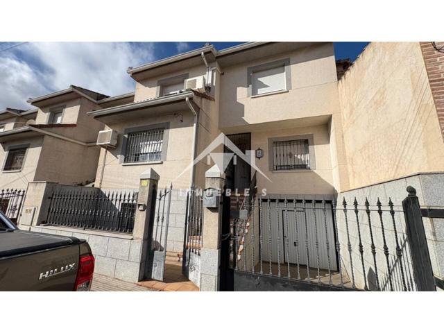 Chalet de tres plantas y amplio patio photo 0