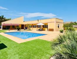 Exclusivo Chalet en Mutxamel con Amplio Terreno y Piscina photo 0