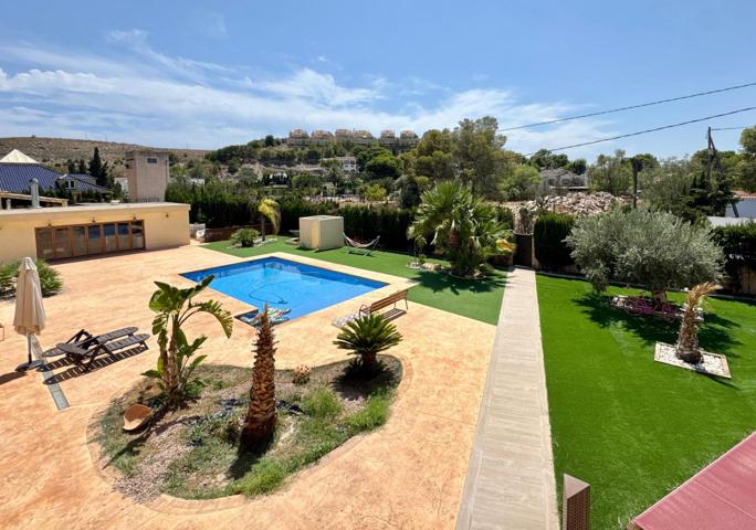 Exclusivo Chalet en Mutxamel con Amplio Terreno y Piscina photo 0