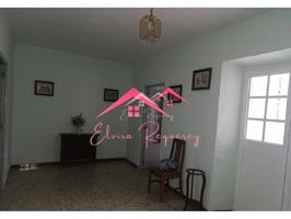Se vende casa con cochera y patios en semicentro de Lucena photo 0
