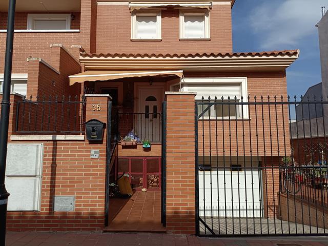 Unifamiliar Pareada En venta en La Roda photo 0