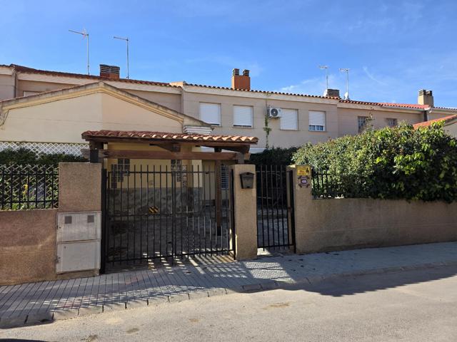 Unifamiliar Pareada En venta en La Gineta photo 0