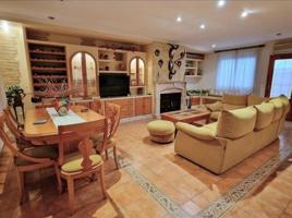 Casa a la venta de 4 dormitorios, Cochera, Terraza con barbacoa... Y sin comisión photo 0
