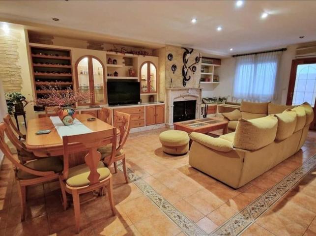 Casa a la venta de 4 dormitorios, Cochera, Terraza con barbacoa... Y sin comisión photo 0