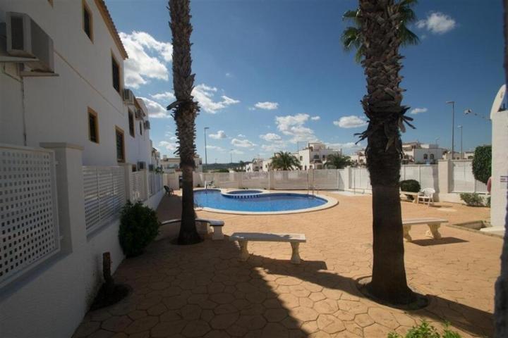 Bungalow en planta baja con jardín y piscina comunitaria en Entre Naranjos-Sin Comisión photo 0