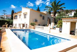Villa con piscina y jardin precioso, ¡a visitar absolutamente! photo 0