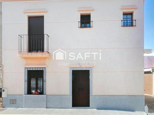 TE VES VIVIENDO AQUÍ . HAZLO REAL . Casa con patio y garaje. photo 0