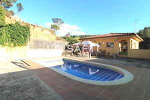 Preciosa casa 4 habitaciones con piscina y vistas despejadas!! photo 0