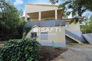 Casa luminosa con vistas a la montaña photo 0