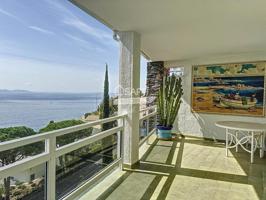 Apartamento de lujo de dos dormitorios con vistas al mar y plaza de aparcamiento. photo 0