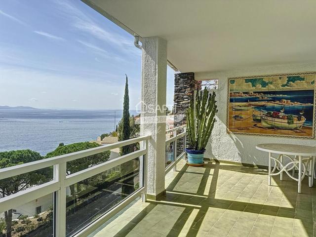 Apartamento de lujo de dos dormitorios con vistas al mar y plaza de aparcamiento. photo 0