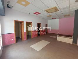 Local comercial en venta, zona Salesianos. Amplio, luminoso y con gran fachada. SIN COMISIÓN DE COMPRA photo 0