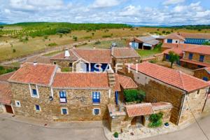 ESPECTACULAR CASONA MARAGATA DE 500 METROS EN UN ESTADO IMPECABLE. HABILITADA COMO VIVIENDA DE USO TURÍSTICO CON LICENCIA. PUEBLO DE SANTIAGO MILLAS. photo 0