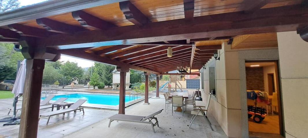 CASA CON PISCINA Y PARCELA CERRADA photo 0