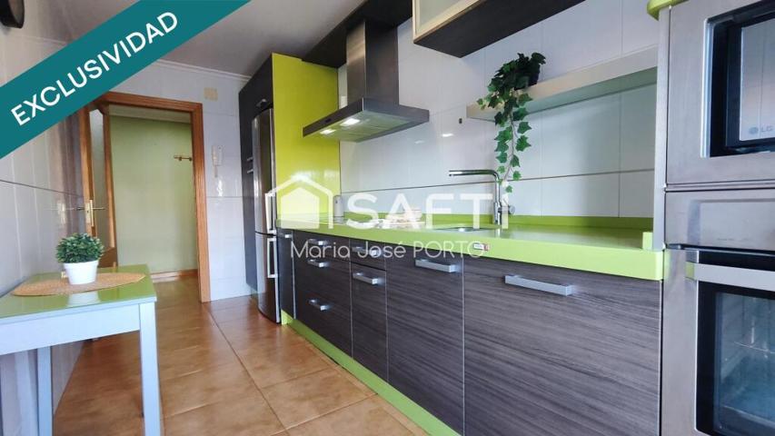 Acogedor apartamento con dos habitaciones, dos baños completos, terraza-patio de 30 m² y orientación este-oeste. En edificio moderno del año 2006, con cocina totalmente equipada, dos amplias plazas de garaje y trastero. Espacio, luz y comodidad en un photo 0