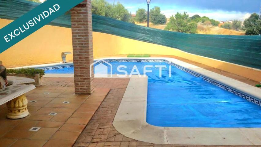 CHALET PAREADO EN ESQUINA CON PISCINA Y AMPLIA PARCELA photo 0