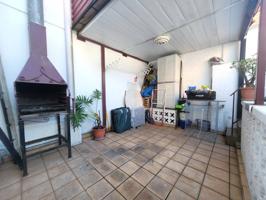 Casa exterior con garaje photo 0