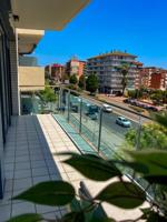 Más que un piso, una gran inversión en pleno centro de FENALS y con licencia turística activa!!! photo 0
