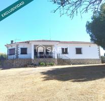 Chalet de 256m2 en parcela de 3.531m2. 5 habitaciones, 2 cuartos de baño, salón con chimenea francesa, cocina con alacena, porche y terraza. Amplia cochera con bodega y mini taller. Entrada con portón eléctrico con mando a distancia. Gran variedad de photo 0