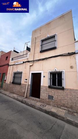 CASA UNIFAMILIAR DE 2 PLANTAS DE 5 DORMITORIOS Y 2 BAÑOS photo 0