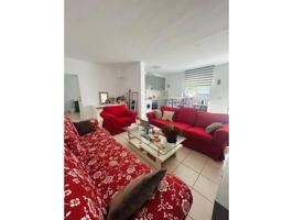 Chalet dividido en tres viviendas photo 0