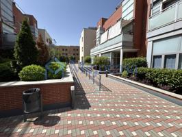 Vivienda exterior con piscina climatizada en zona residencial de Getafe photo 0