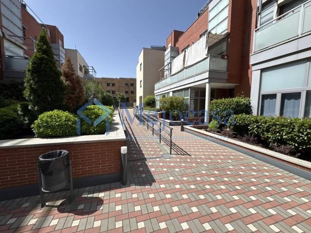 Vivienda exterior con piscina climatizada en zona residencial de Getafe photo 0