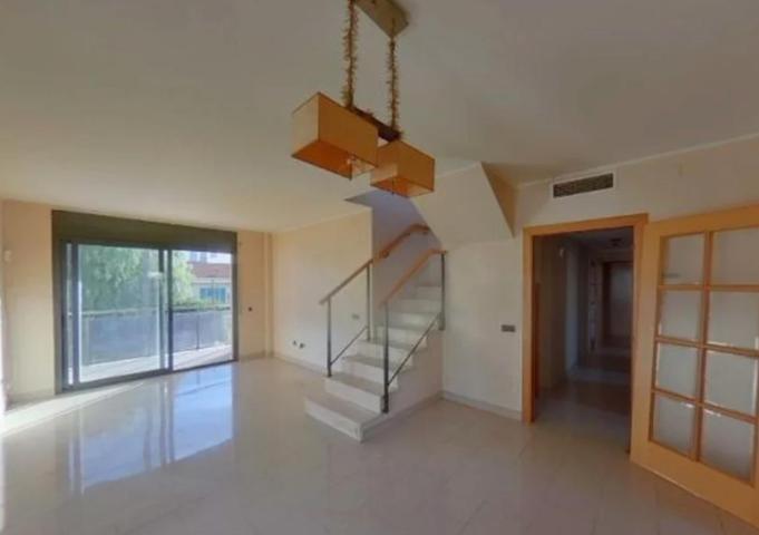 Amplio piso familiar en el centro de Torredembarra – 4 habitaciones, piscina y terrazas photo 0