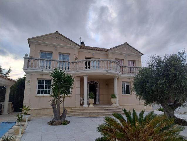 Villa En venta en Bellvei photo 0