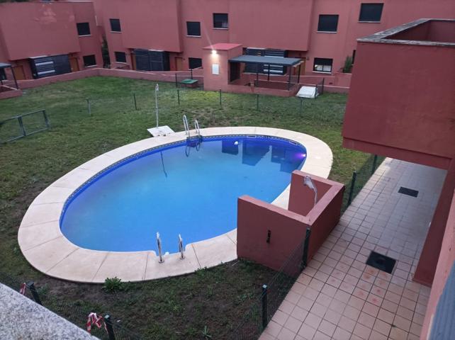 Apartamento en venta en Guillena con un dormitorio, patio y piscina comunitaria photo 0