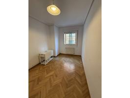 ¡No dejes pasar esta oportunidad! Se alquila fantástica entreplanta en la calle Guindos. photo 0