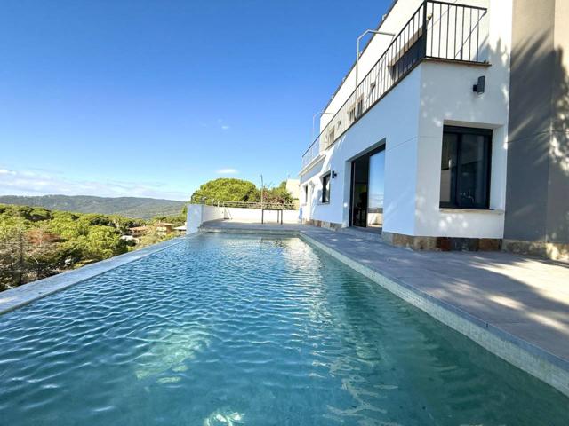 Villa moderna con piscina infinita y vistas panorámicas al mar — Lloret de Mar photo 0
