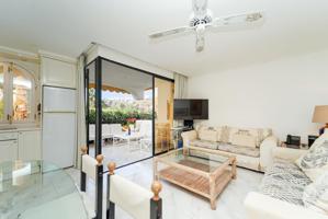 Apartamento exclusivo en el popular complejo Aquamarina: en primera línea de playa. photo 0