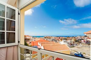 ¡Encantador dúplex modernizado! Propiedad de 3 dormitorios con impresionantes vistas y amplias zonas photo 0