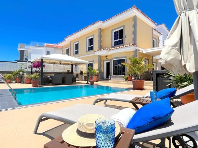 Elegante villa adosada con amplias áreas exteriores, piscina climatizada y ubicación privilegiada en Loma Dos, Arguineguín photo 0