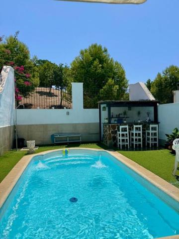 Encantadora casa con piscina y jardín. photo 0