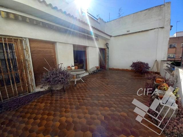 ¡Oportunidad única! Espaciosa casa de 3 plantas en Vinaròs photo 0