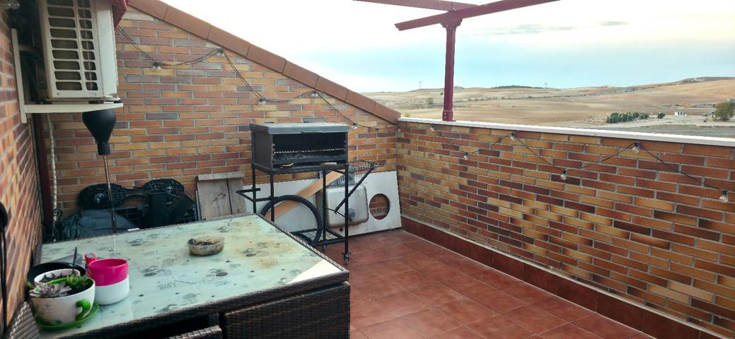 Ático de tres habitaciones en venta en el Quiñón photo 0