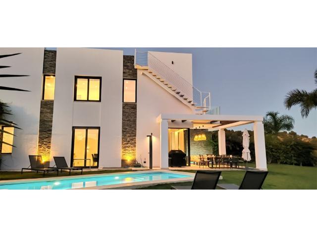 Villa En venta en Marbella photo 0
