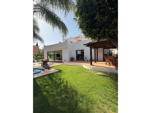 Villa En venta en Marbella photo 0