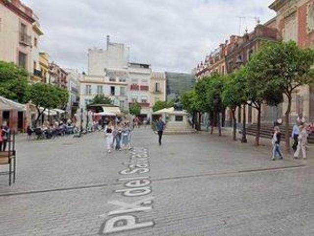 Excelente vivienda con calidades de lujo. 2 pisos unidos en pleno centro historico, 5 habitaciones 2 baños. Balcones y patio photo 0
